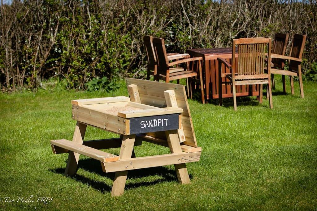 2 Bedroom Cottage Sleeps 4, With Pool Use, Sennen Kültér fotó