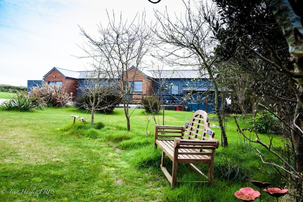 2 Bedroom Cottage Sleeps 4, With Pool Use, Sennen Kültér fotó