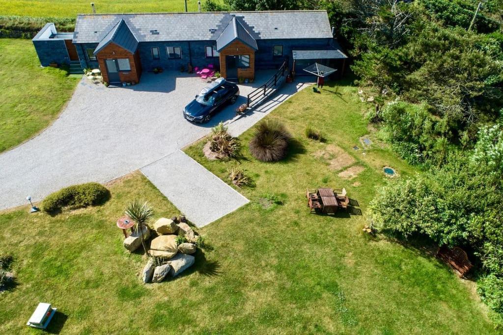 2 Bedroom Cottage Sleeps 4, With Pool Use, Sennen Kültér fotó