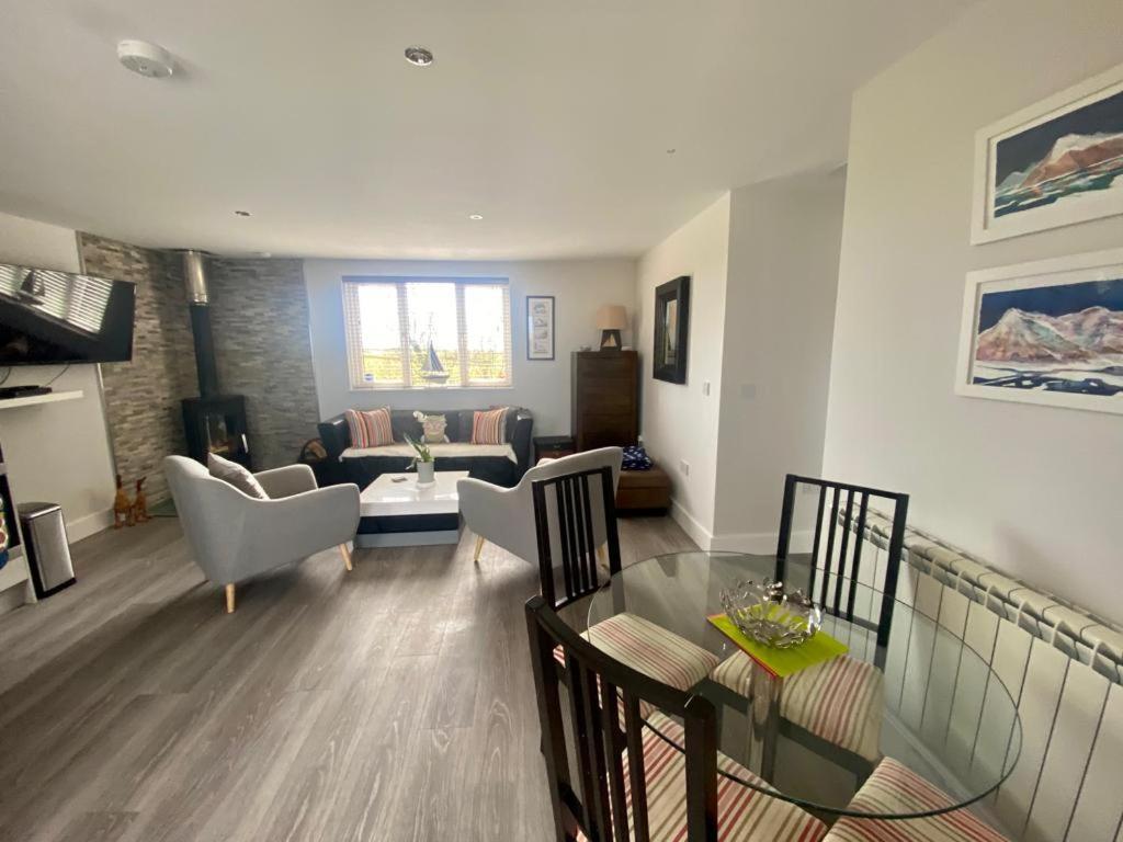2 Bedroom Cottage Sleeps 4, With Pool Use, Sennen Kültér fotó