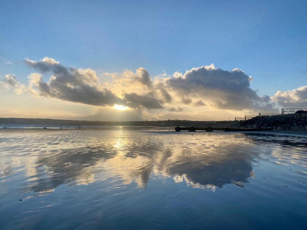 2 Bedroom Cottage Sleeps 4, With Pool Use, Sennen Kültér fotó