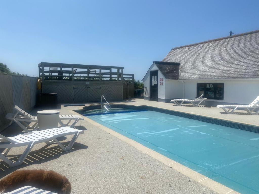 2 Bedroom Cottage Sleeps 4, With Pool Use, Sennen Kültér fotó
