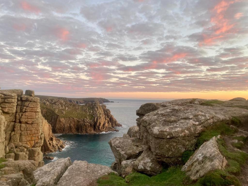 2 Bedroom Cottage Sleeps 4, With Pool Use, Sennen Kültér fotó