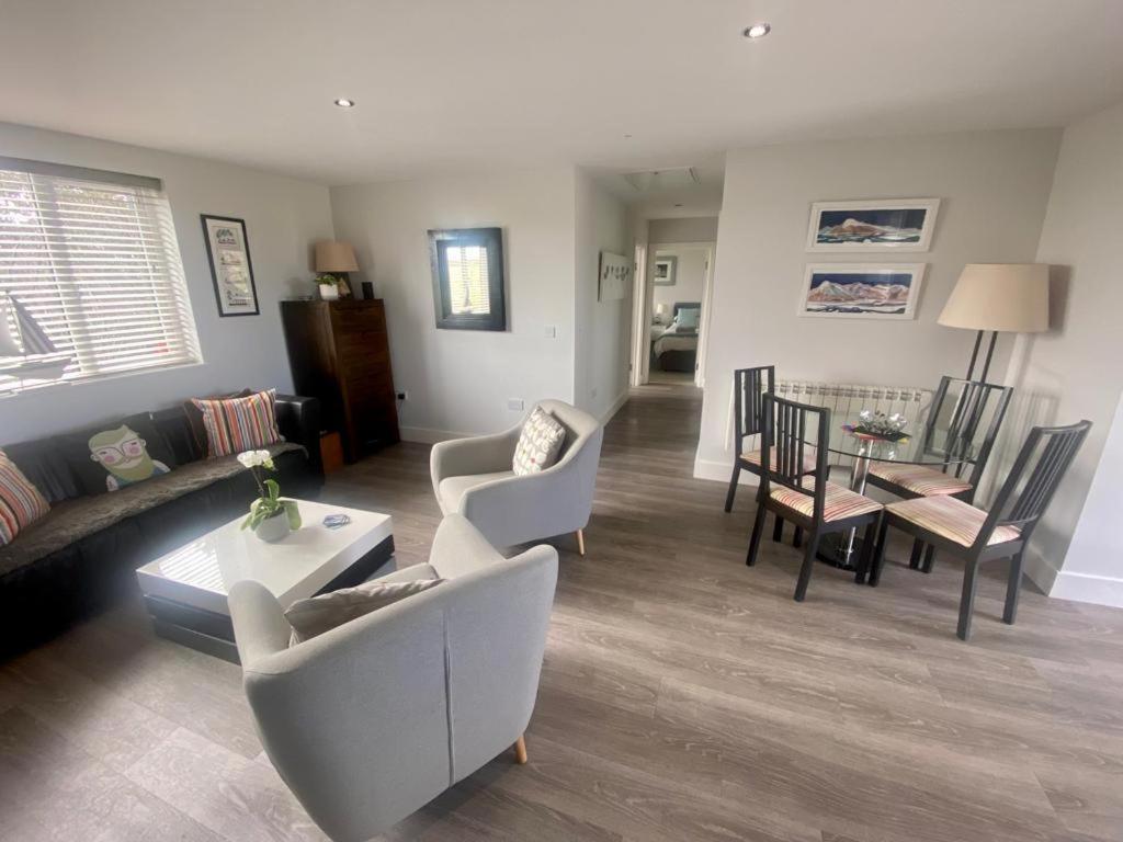 2 Bedroom Cottage Sleeps 4, With Pool Use, Sennen Kültér fotó