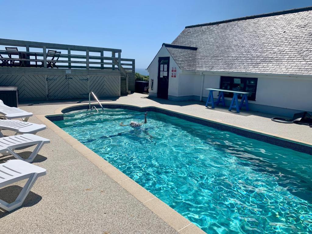 2 Bedroom Cottage Sleeps 4, With Pool Use, Sennen Kültér fotó